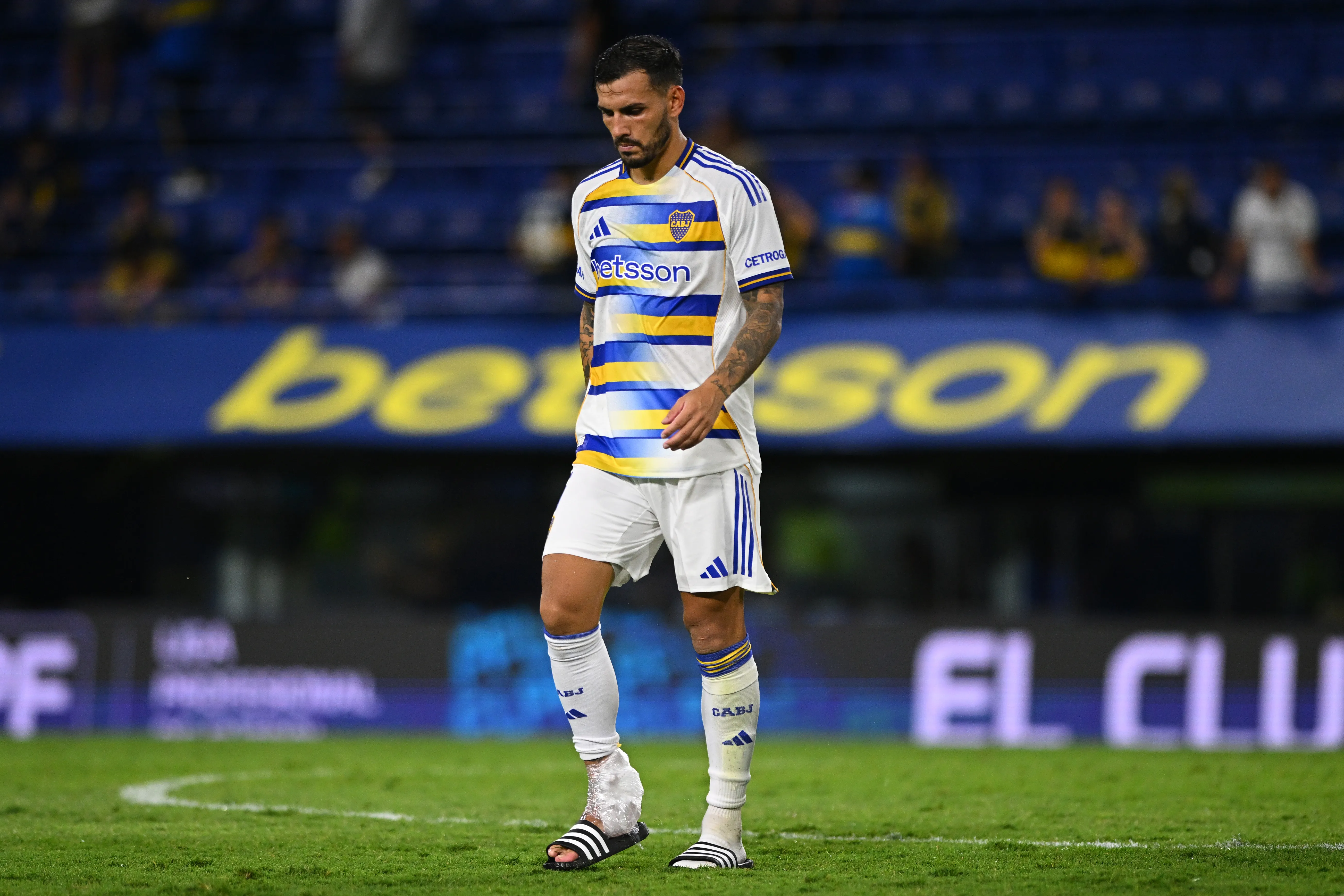 Paredes se retiró de La Bombonera con hielo en su tobillo. (Getty Images)