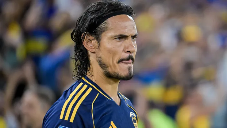 Cavani se fue silbado por los hinchas de Boca.