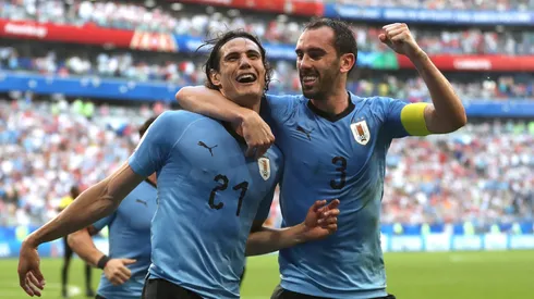 La defensa de Godín a Cavani.