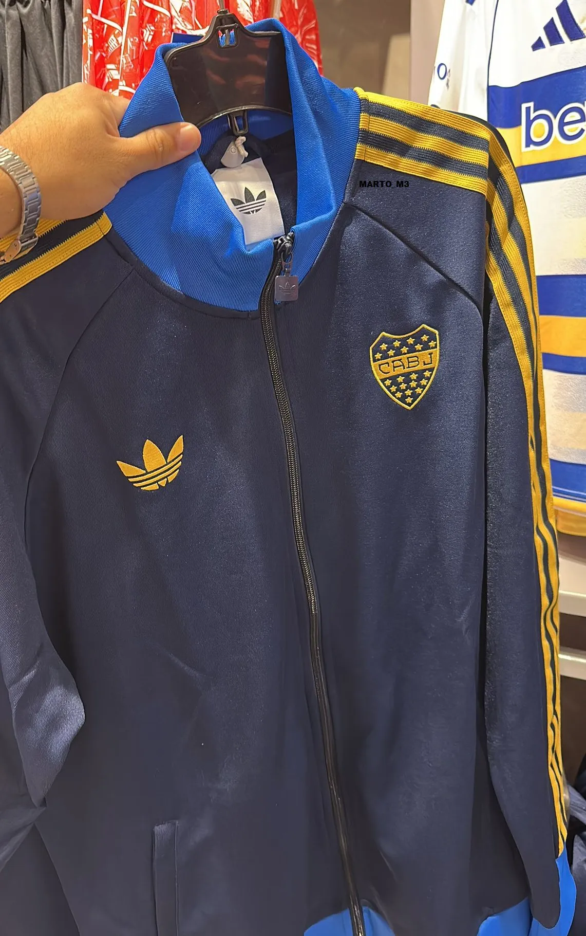 La campera retro que lanzará Adidas. (@marto_m3)