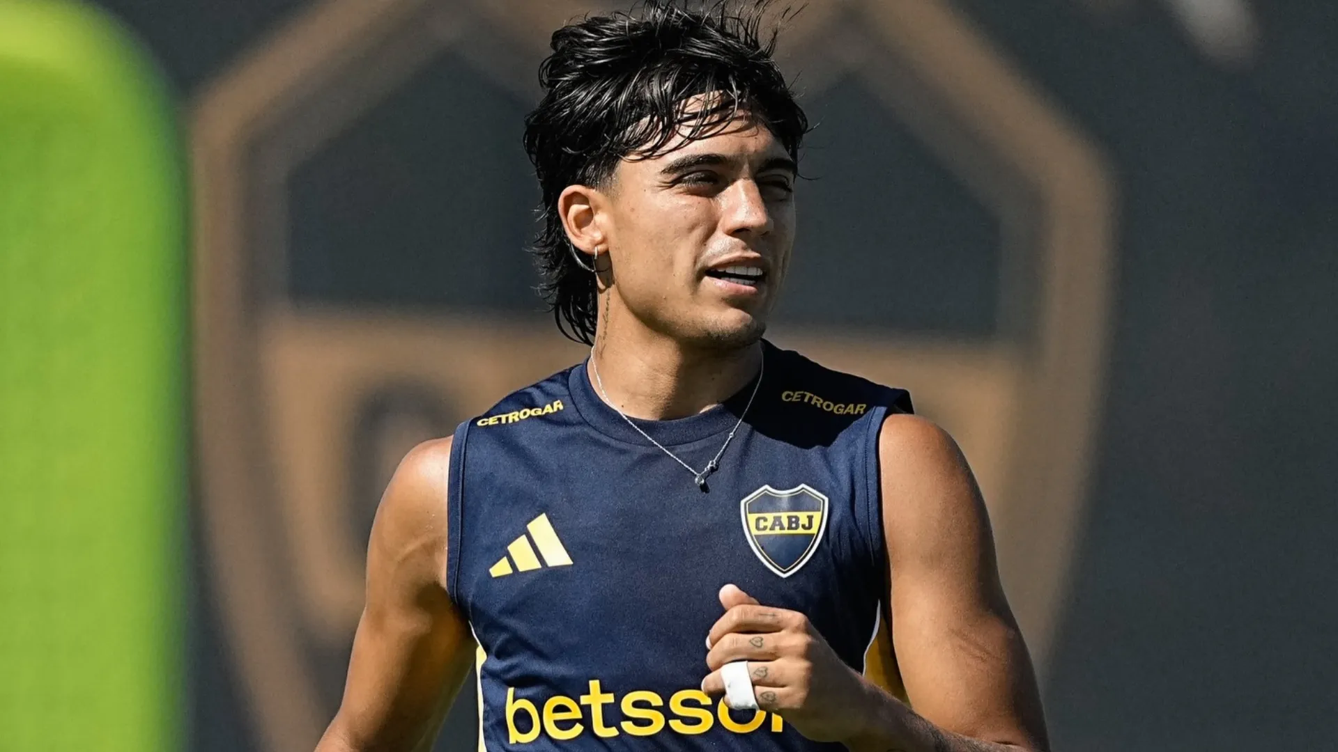 Zeballos se entrena con pelota pero todavía no vuelve.