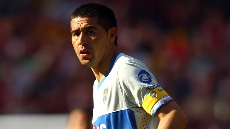 Enfrentó a Riquelme y fue amenazado de muerte por su camiseta.