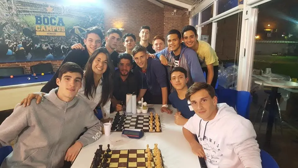 Elisa Maggiolo y algunos juveniles. De fondo, un pequeño Valentín Barco.