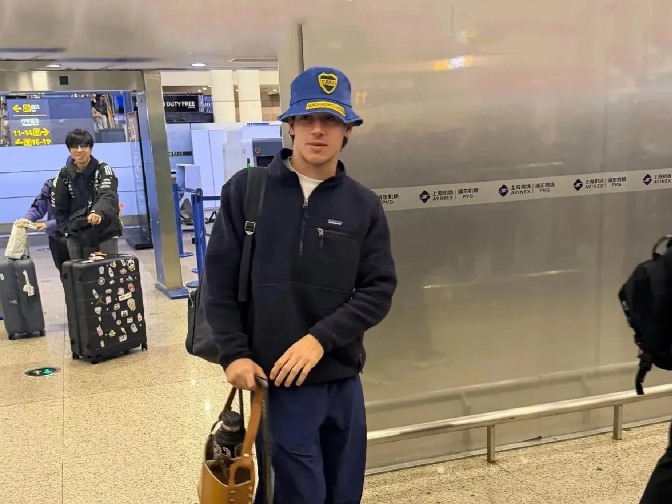 Colapinto y su piluso de Boca llegaron a Shanghái para el próximo Gran Premio de F1.