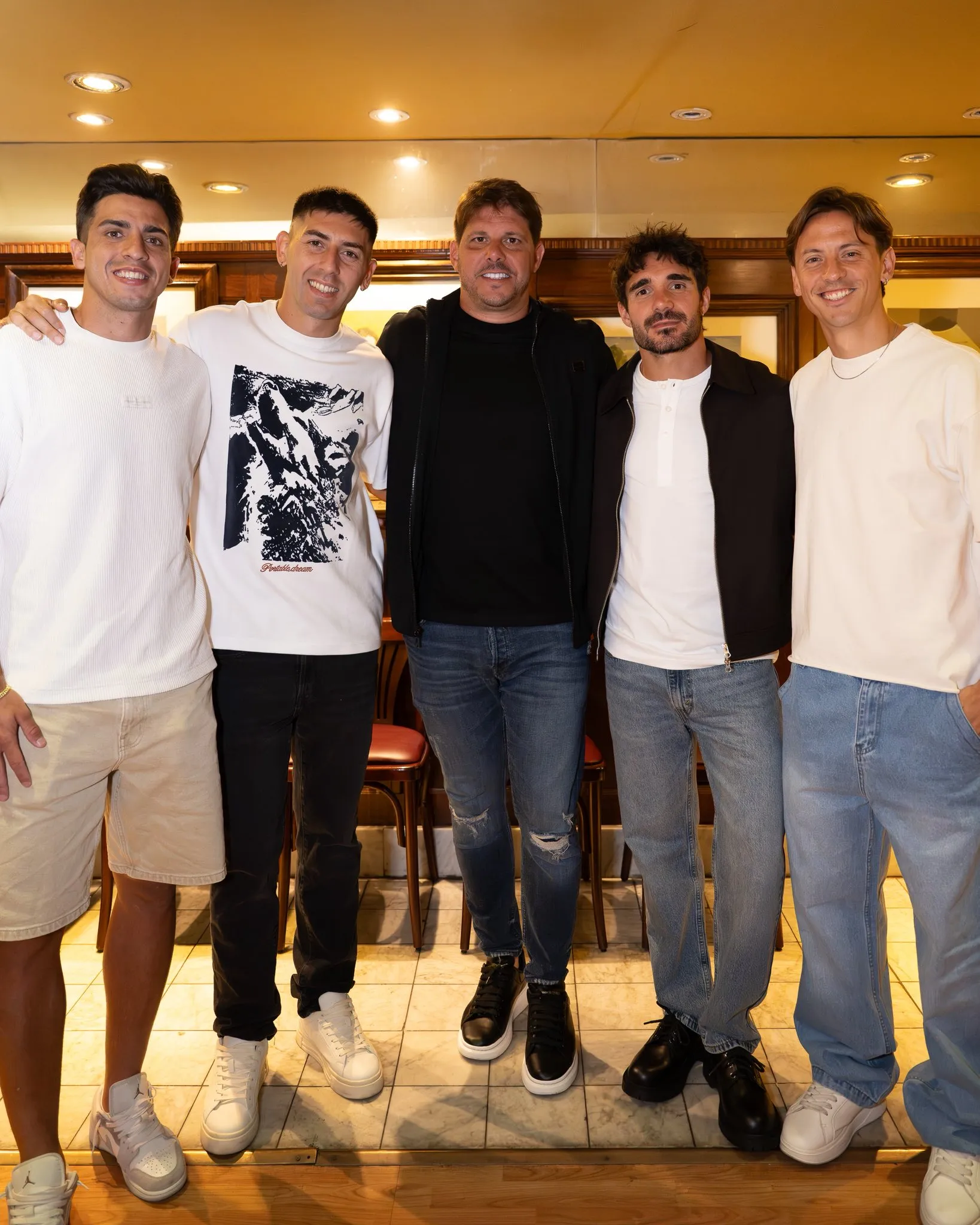 Ayude junto a varios jugadores de su plantel. (@SanLorenzo)