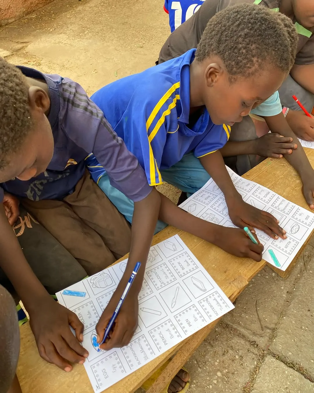 Un niño de Mauritania, en su país, con la camiseta de Boca Juniors.
