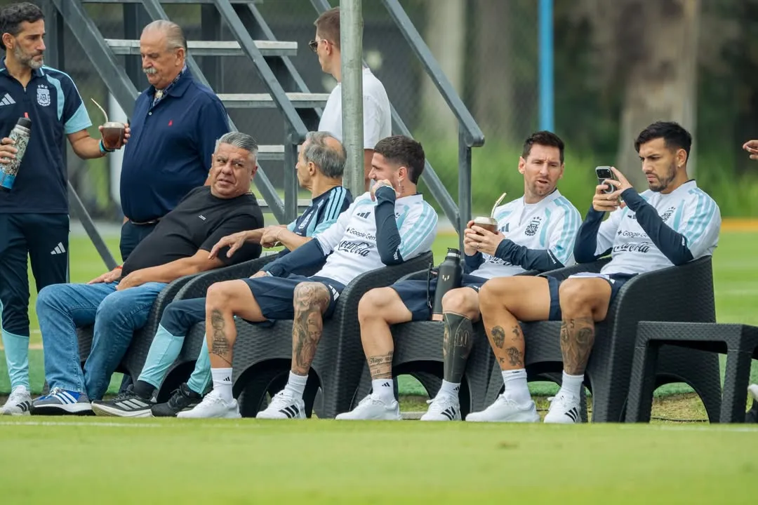 Messi y Paredes, viendo a la Selección Argentina Sub 20. (AFA)