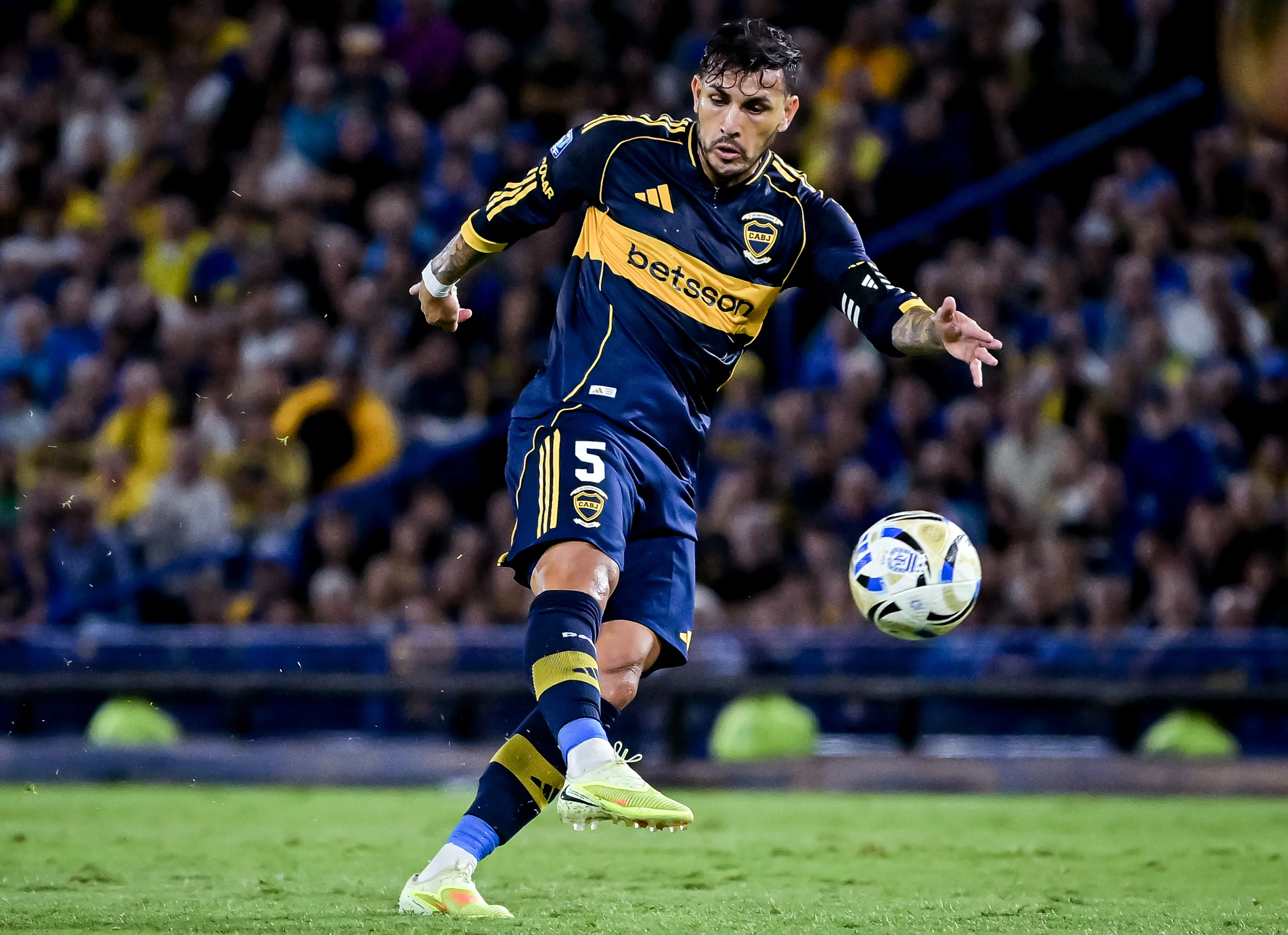 Pedido unánime de los hinchas de Boca con Paredes. (Getty)