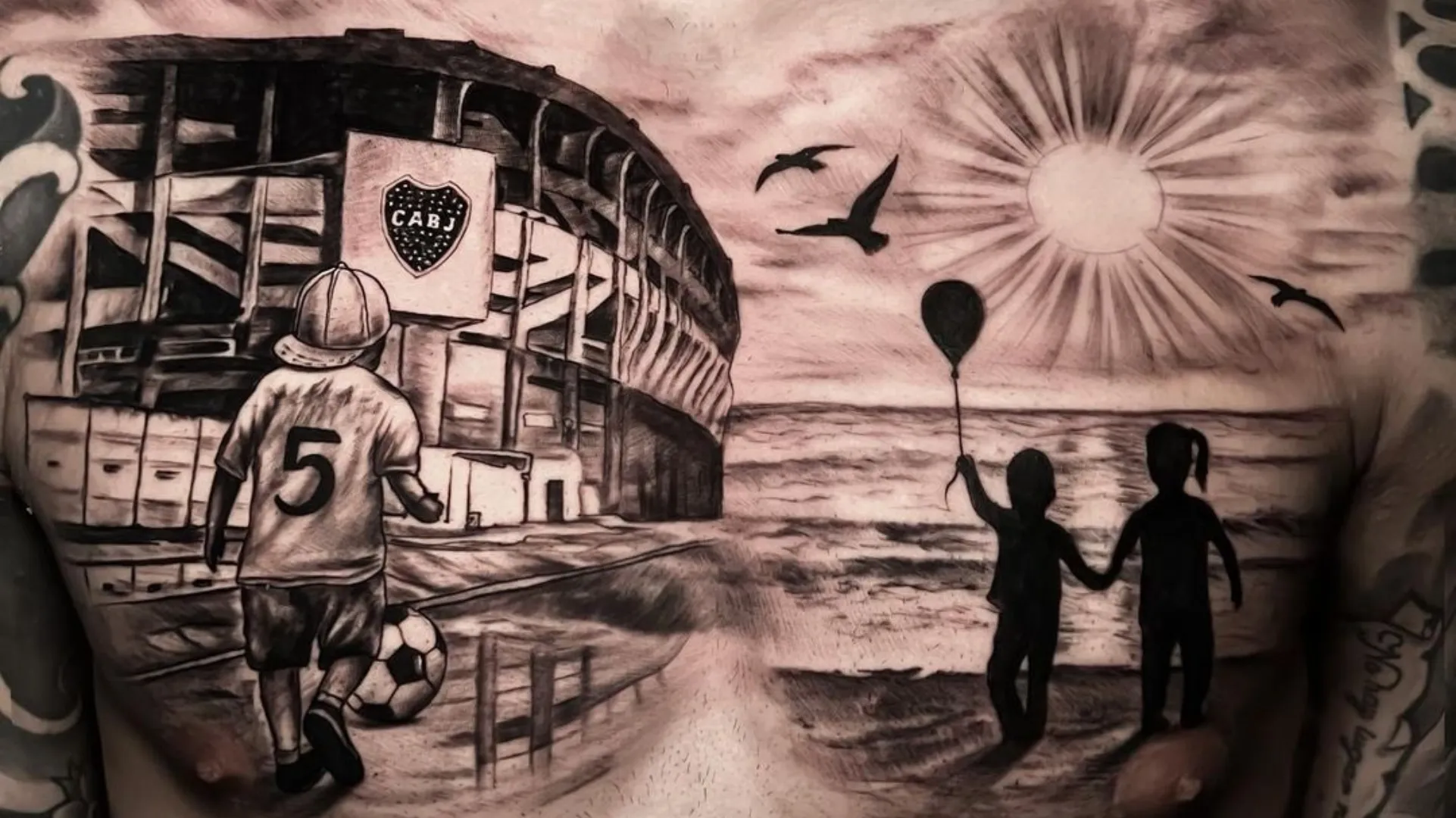 El tatuaje de Paredes sobre La Bombonera. (Captura)