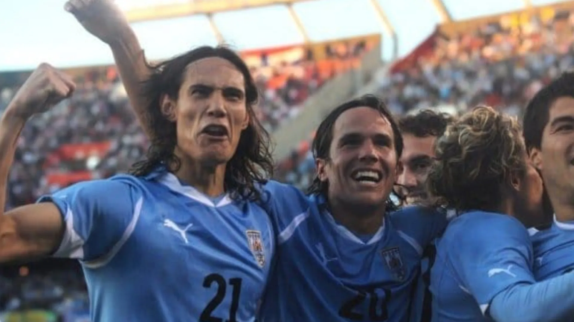 Álvaro González junto a Cavani en la Selección de Uruguay. (Archivo)