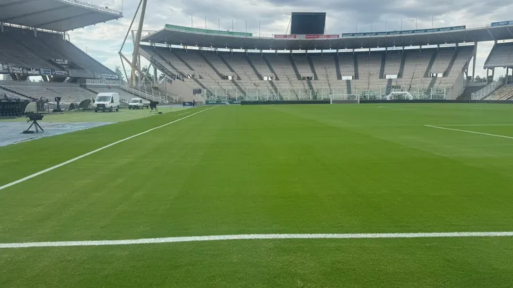 El estado del campo de juego en el Mario Alberto Kempes. Foto: Emiliano Raddi.