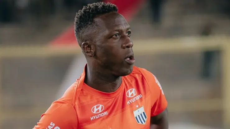 La idéntica situación que vivió Advíncula en Perú a una cuando era jugador de Boca.