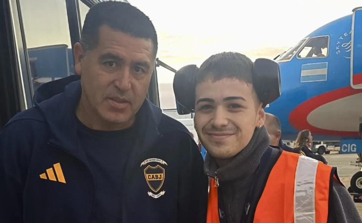 Es maletero en Ezeiza y le mostró a Riquelme algo que lo conmovió y derivó en encuentro emotivo: 