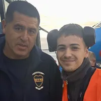 Es maletero en Ezeiza y le mostró a Riquelme algo que lo conmovió y derivó en encuentro emotivo: “Todavía no lo puedo creer”