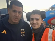 Es maletero en Ezeiza y le mostró a Riquelme algo que lo conmovió y derivó en encuentro emotivo: “Todavía no lo puedo creer”