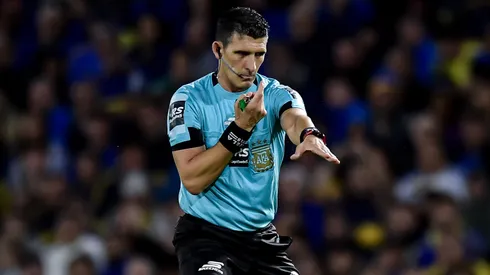 Merlos revisó en el VAR y cobró penal para Boca.