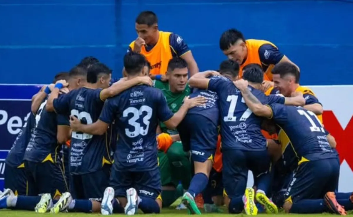 Hermosas: un club del ascenso paraguayo mostró sus nuevas camisetas en homenaje a Boca