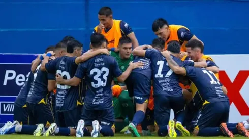 Un club guaraní mostró sus nuevas camisetas con los colores de Boca.