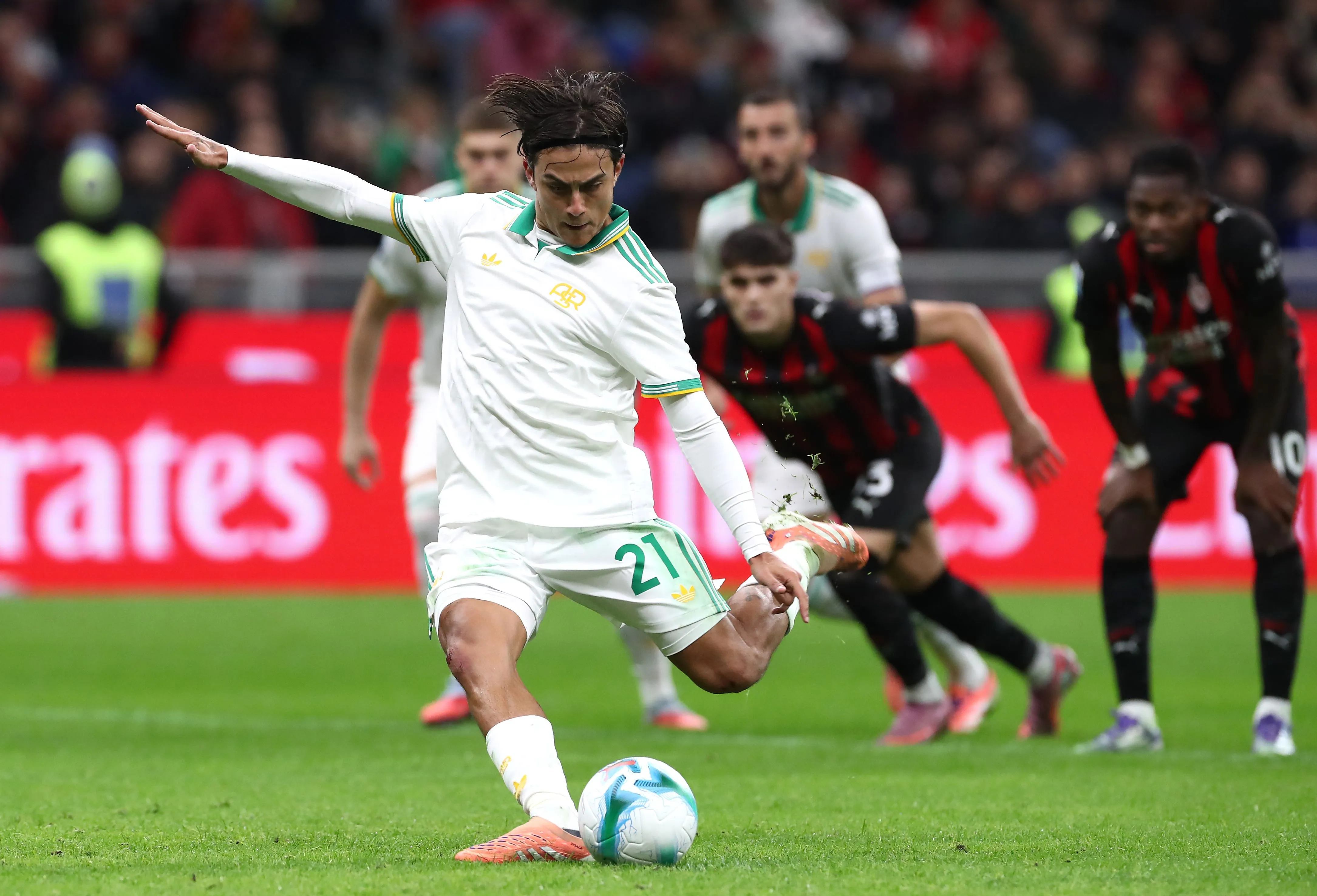 Dybala en un duelo contra el Milan. (Getty)