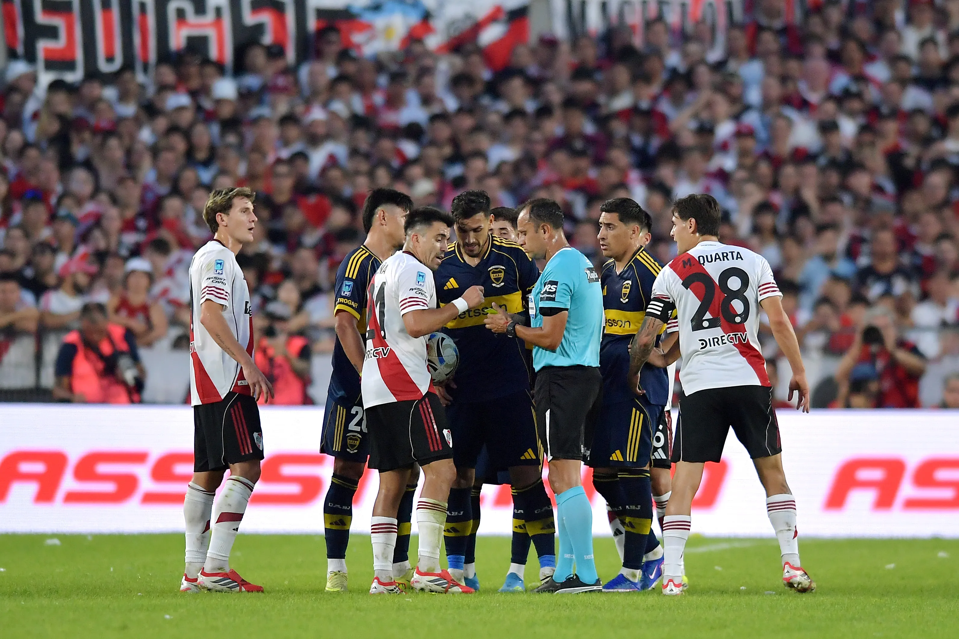 Beligoy y Rapallini elogiaron la conducción de Herrera en el Superclásico. (Getty)