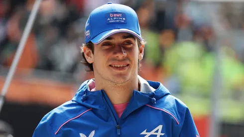 El piloto y dos alusiones para Boca en medio de su exhibición en Buenos Aires.