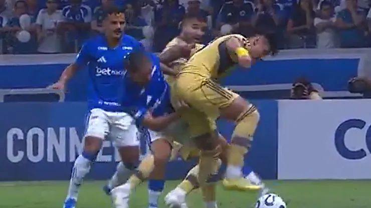 El gesto antideportivo de un jugador de Cruzeiro contra Adam Bareiro.