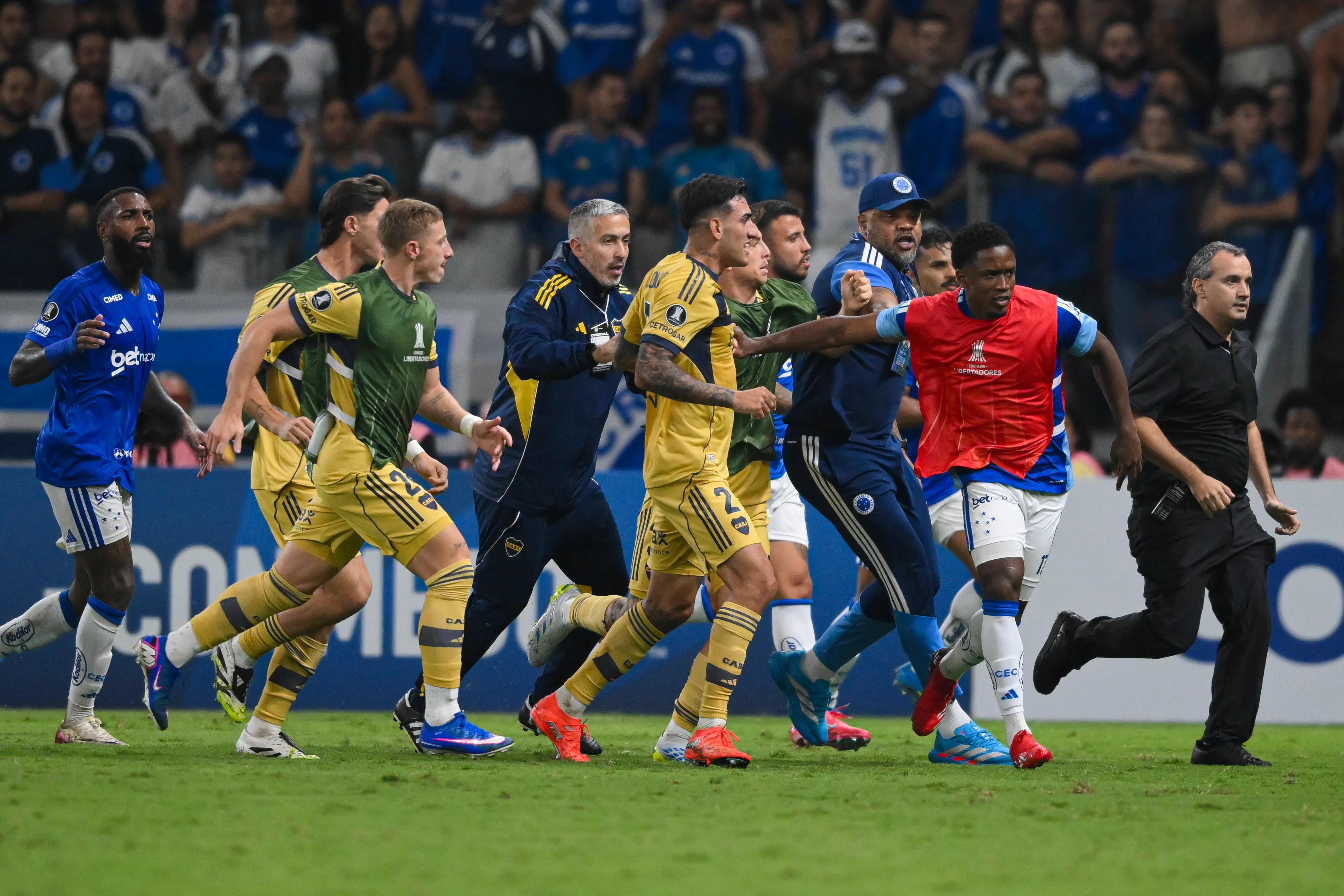 Los incidentes entre jugadores de Boca y Cruzeiro en el final del partido (Getty)