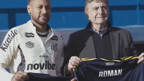 Neymar recibió de regalo la camiseta de Boca.