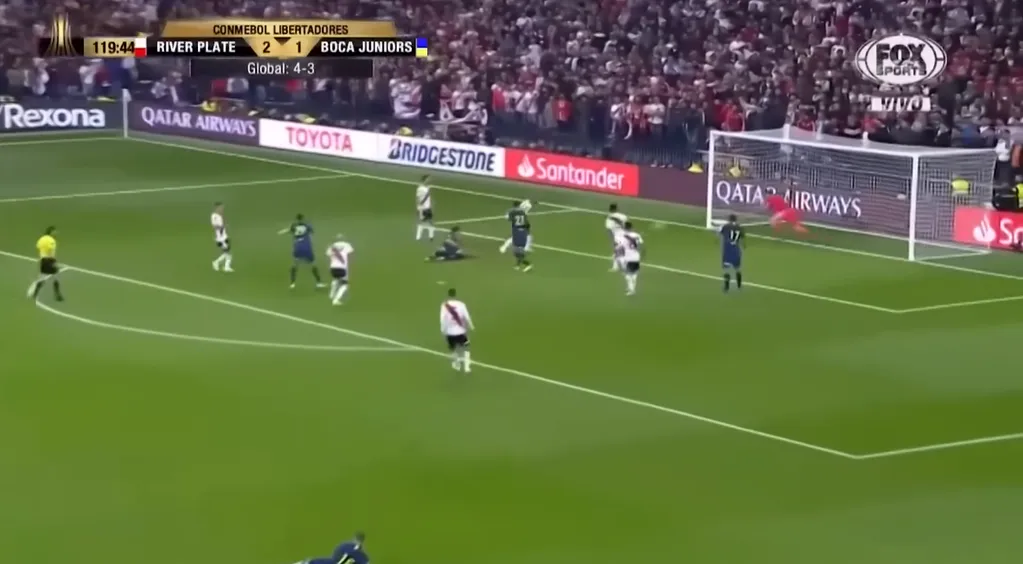 La jugada de Jara en la final con River. (Captura)