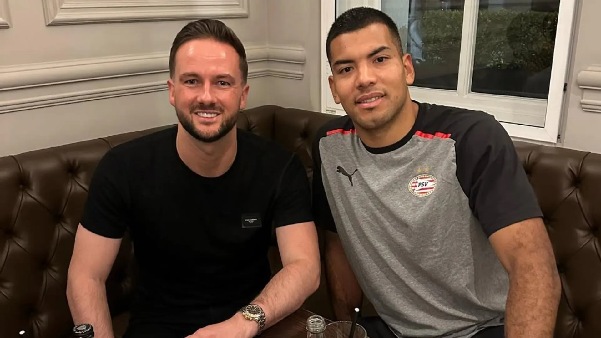 Benítez, junto a su representante. (Instagram)