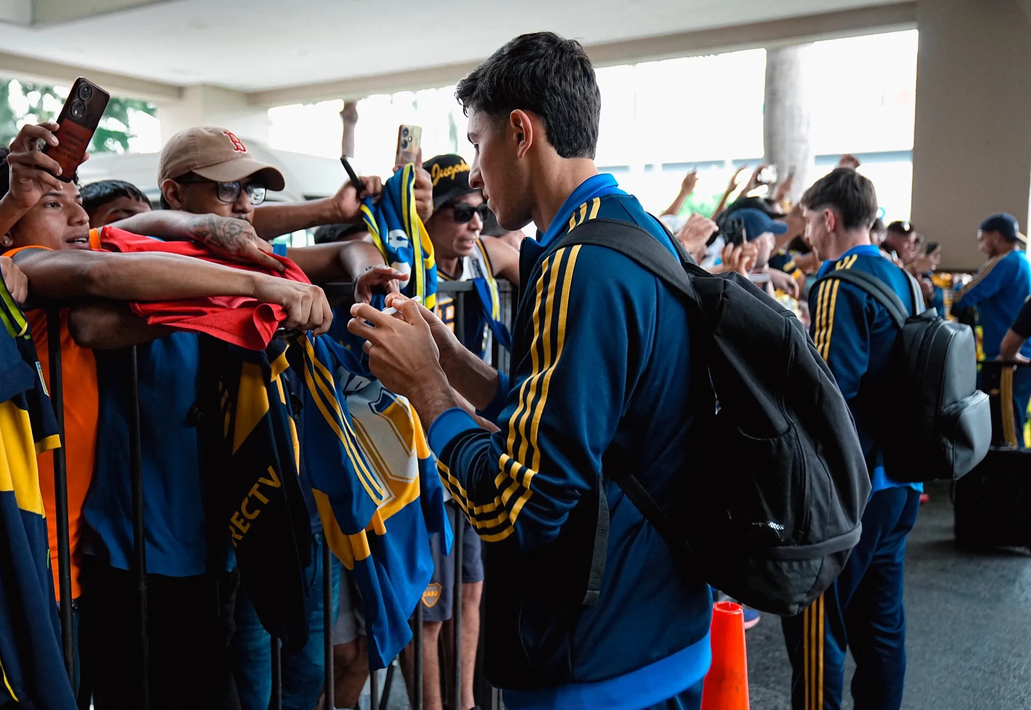 Brey, con los hinchas de Boca en Ecuador.