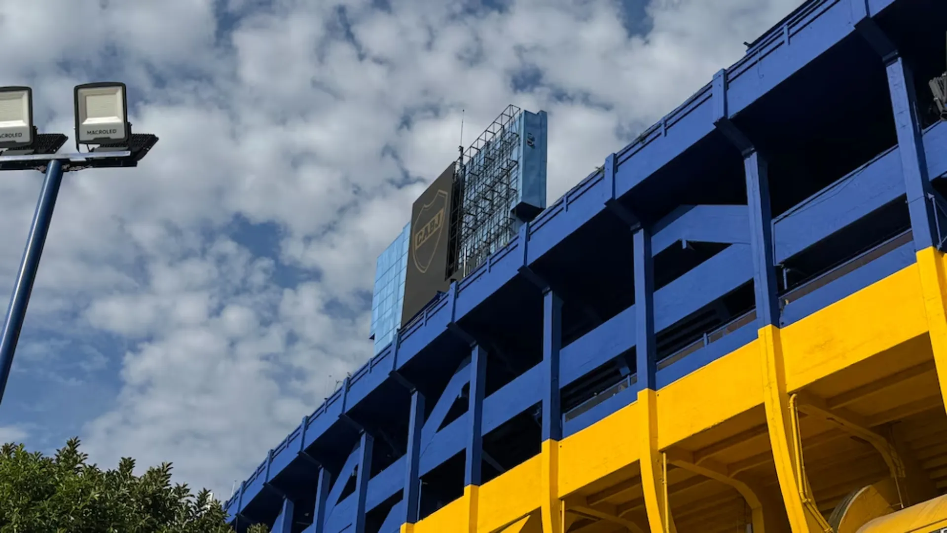 Boca trabaja en la instalación de una nueva pantalla LED externa. (Infobae)