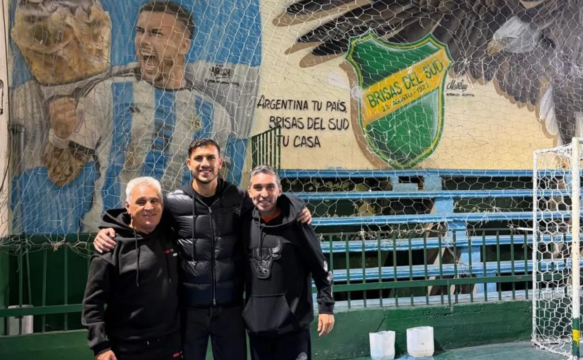 Leandro Paredes tuvo un gesto de crack con el hombre que lo descubrió en su primer club de barrio