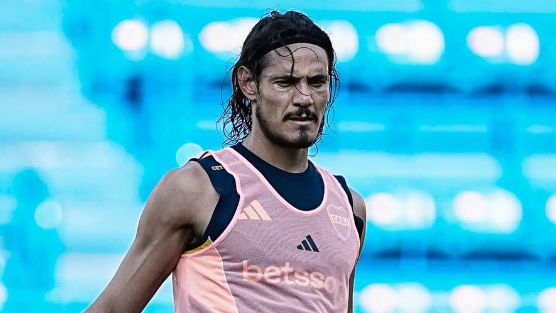 Alarma en Boca: Cavani no pudo completar la práctica.