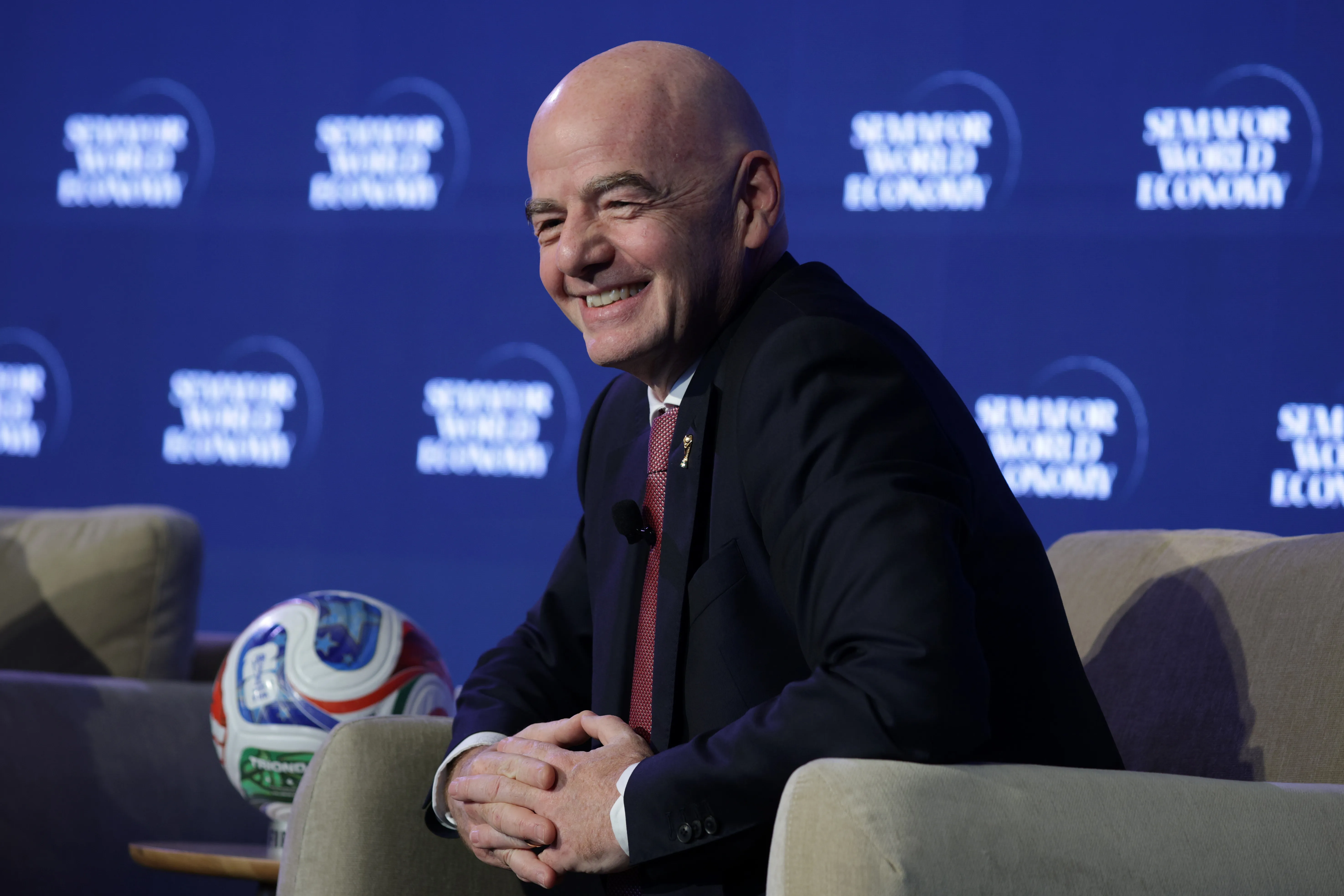 Infantino premiará a los clubes que cedan a sus jugadores para el Mundial. (Getty)