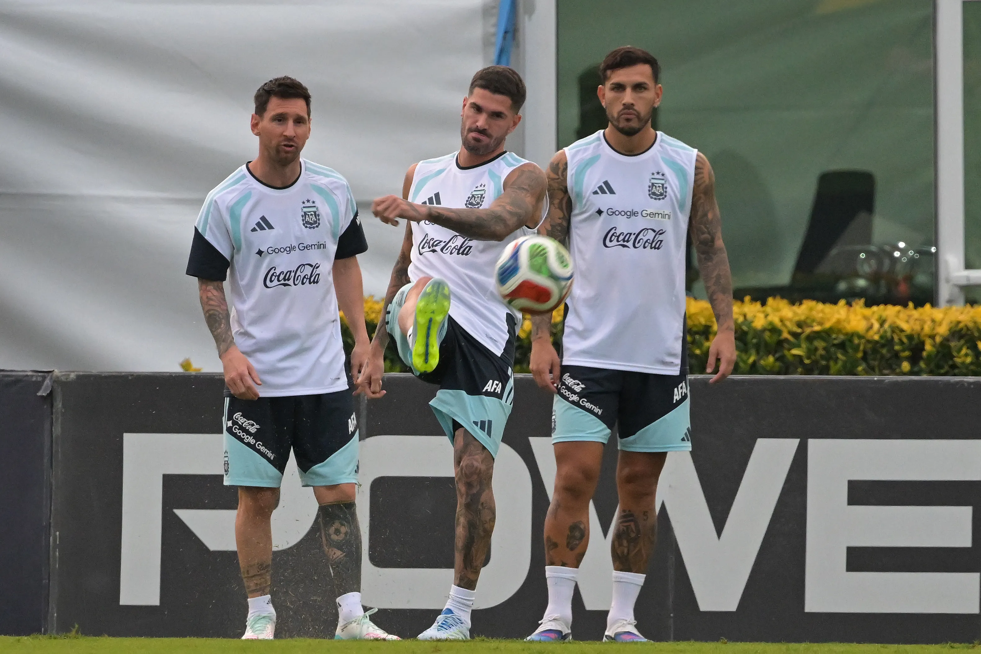Paredes junto a Messi y De Paul en la Selección Argentina. (Getty)