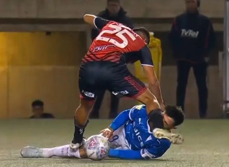 El fuerte rodillazo que recibió Zampedri en la cara. (Captura)