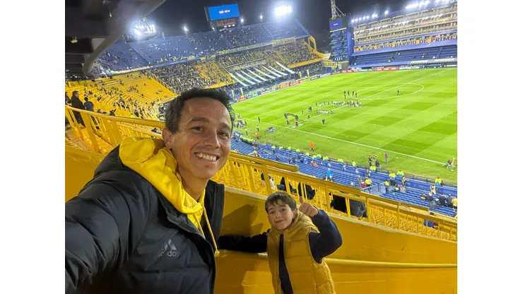 Leo Jara en La Bombonera junto a su hijo.