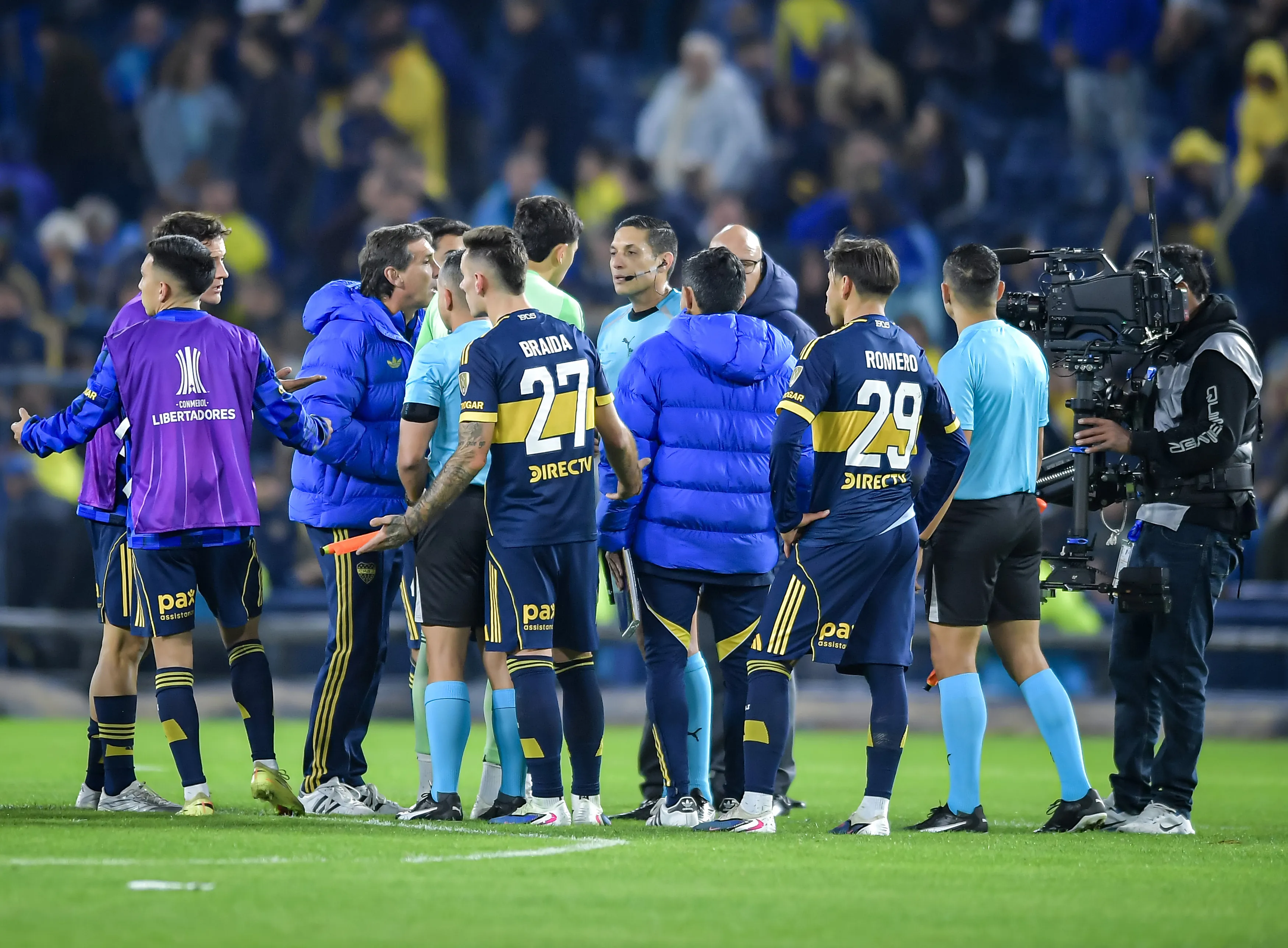 Todo Boca cruzó a Valenzuela por su mal arbitraje en La Bombonera. (Getty)