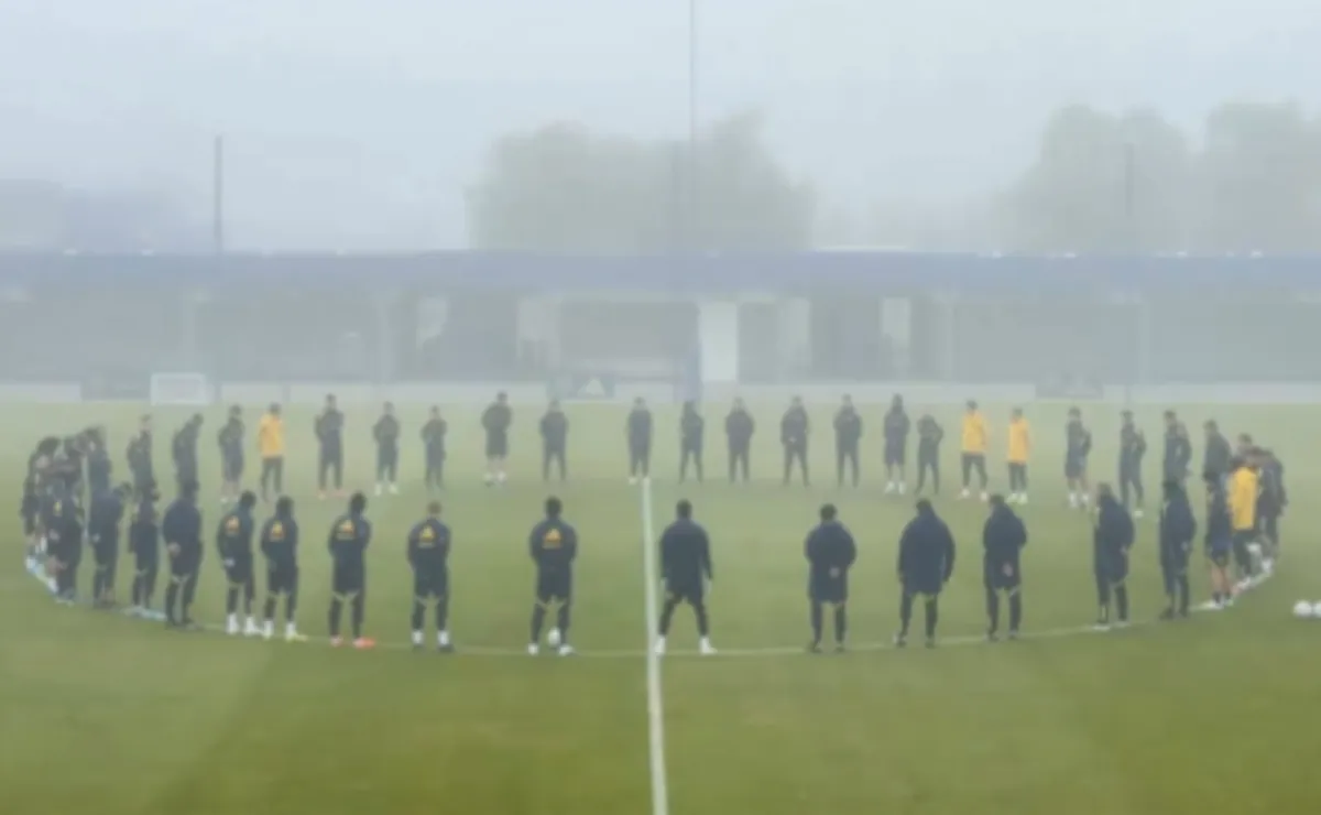 El homenaje del plantel de Boca a Fernando Gayoso en la práctica tras su fallecimiento