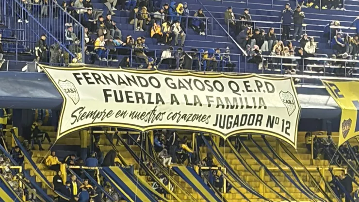 El homenaje de los hinchas de Boca para Fernando Gayoso. Foto: Julio Pavoni