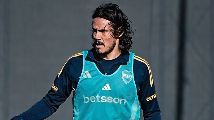 Cavani piensa en la operación para resolver su lesión lumbar.