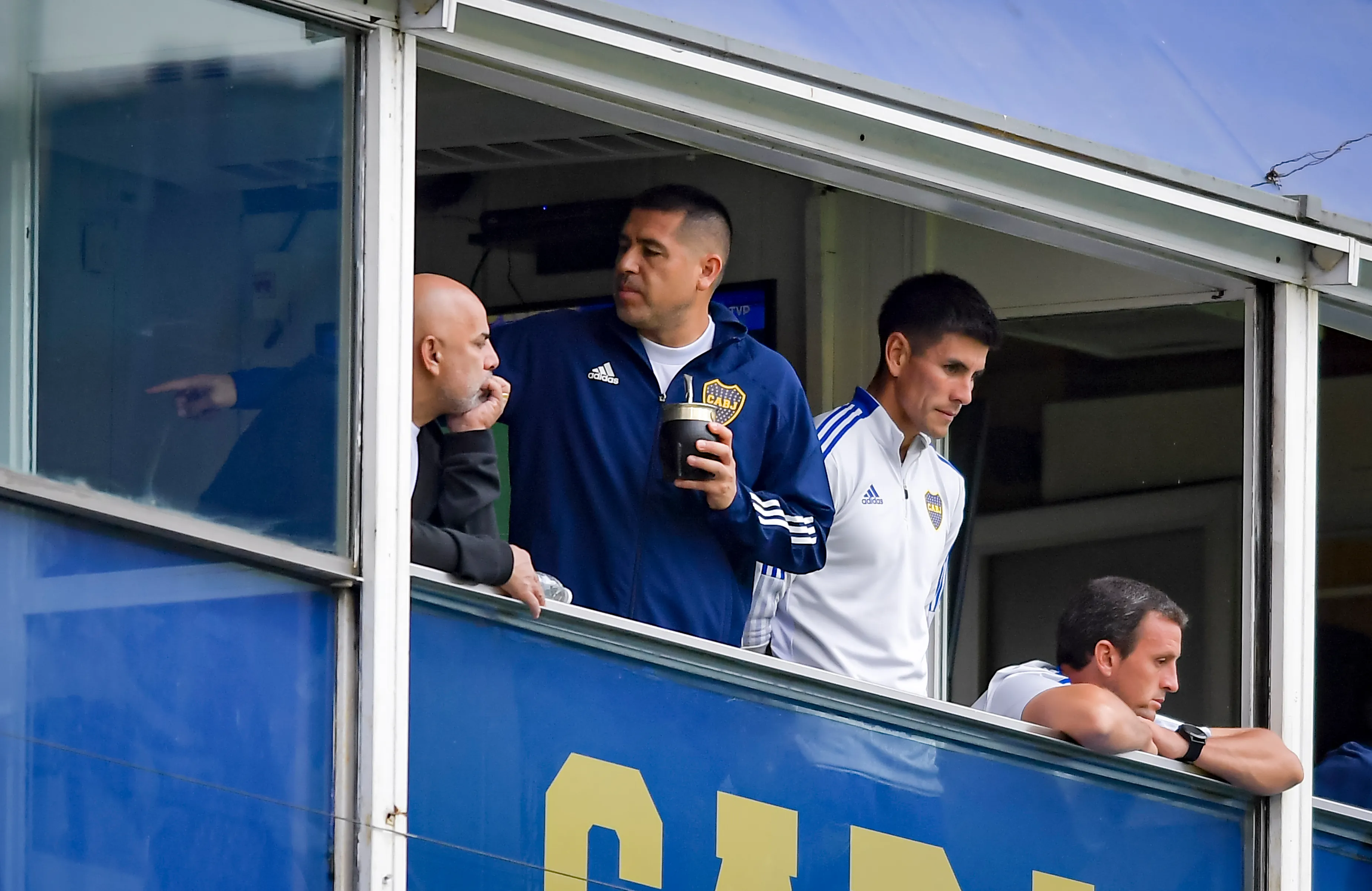 Serna junto a Riquelme en La Bombonera. (Getty)