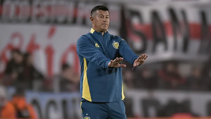 Almirón, muy cerca de irse de Central.