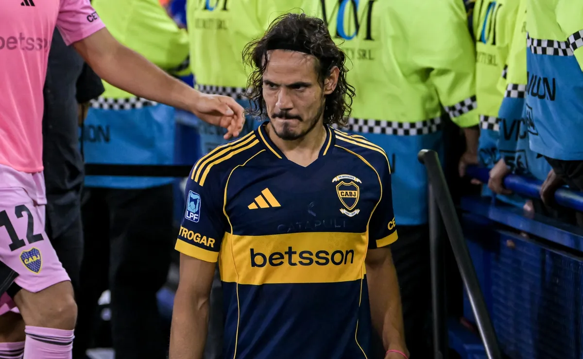 Cavani decidió operarse para volver a jugar en Boca: cuánto tiempo estará de baja