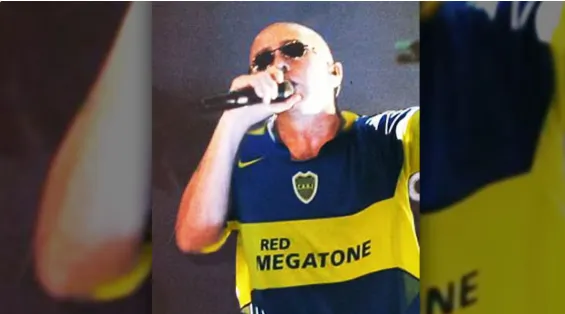 El Indio Solari, con la camiseta de Boca.