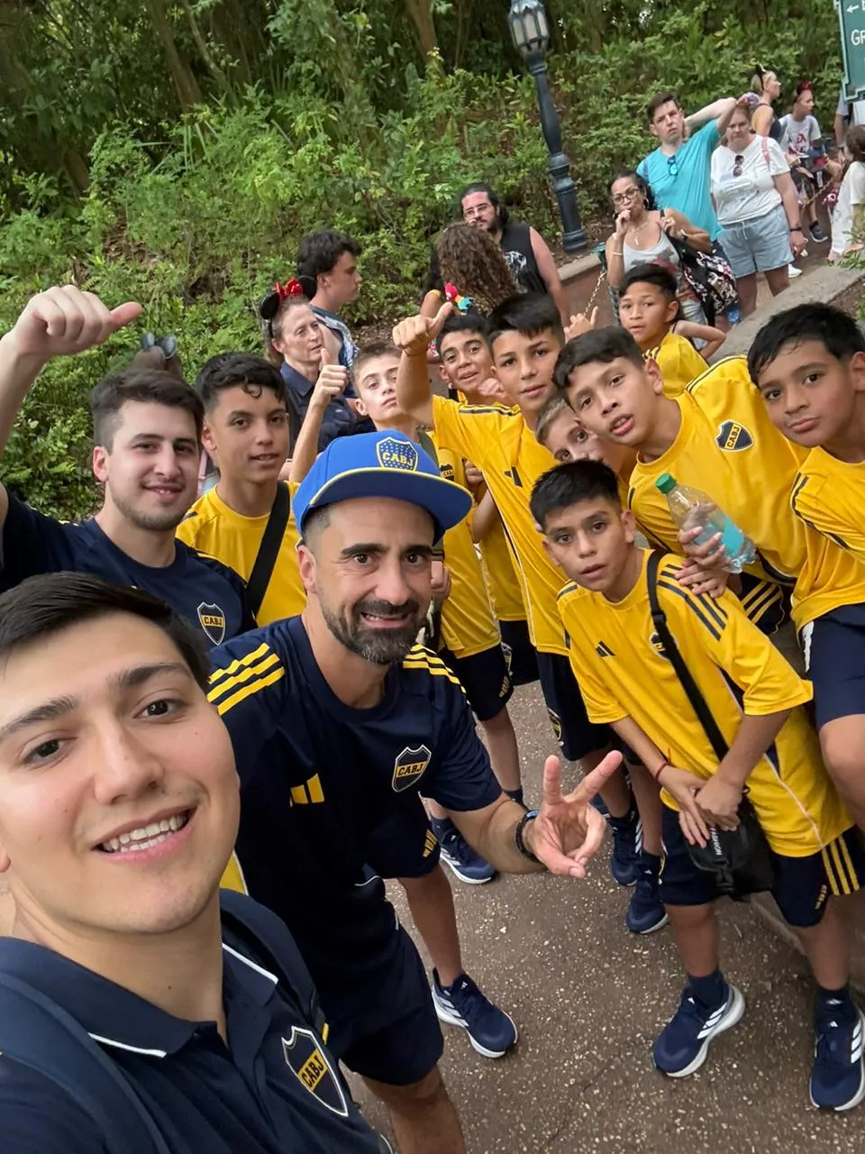 Los chicos de Boca jugaron un torneo en Orlando y disfrutaron de un paseo por los parques de Disney. (Gentileza Karina Valles)