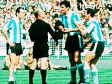 La polémica de Rattín en un Mundial que derivó en la creación de las tarjetas en el fútbol