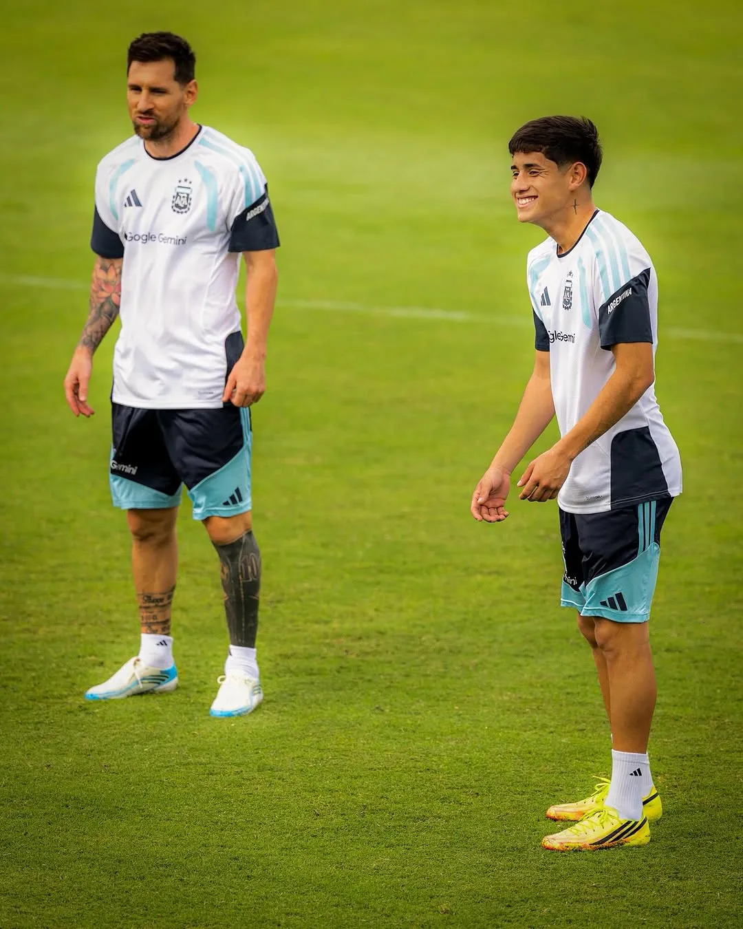 Tomás Aranda junto a Lionel Messi en un entrenamiento con Argentina. (Instagram)