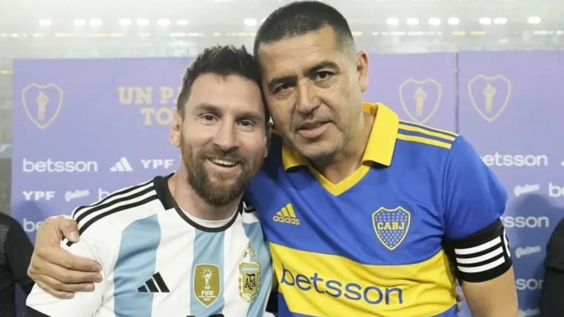 Messi fue ovacionado en la despedida de Riquelme en 2023.